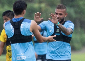 Duván Vergara, dorsal 10 y asistencia en su primer partido de pretemporada