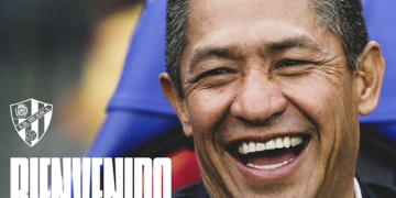El entrenador mexicano Ignacio Ambriz fue presentado oficialmente como nuevo DT del Huesca de España