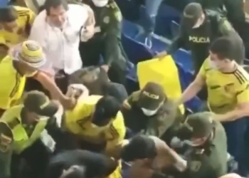 Cuadrado quiso regalar su camiseta en Barranquilla y... ¡se armó! Hasta la policía intervino