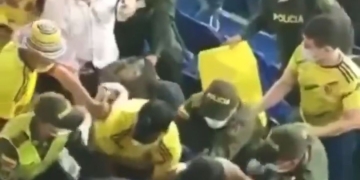 Cuadrado quiso regalar su camiseta en Barranquilla y... ¡se armó! Hasta la policía intervino