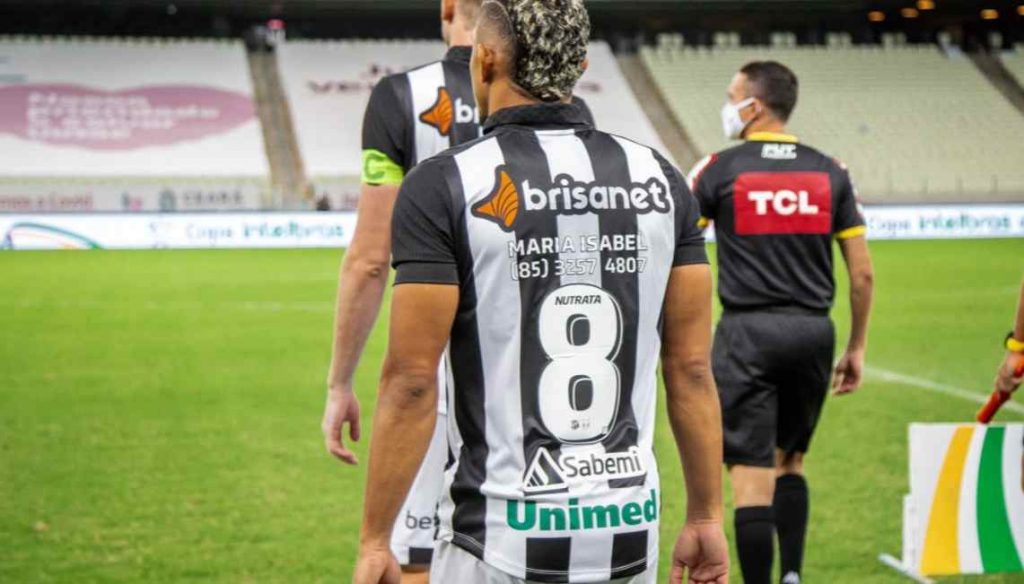 Imprimió nombres de personas desaparecidas en su camiseta