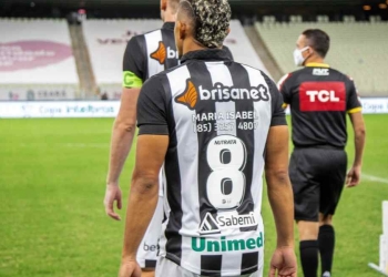 Imprimió nombres de personas desaparecidas en su camiseta