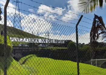 Hinchas de Nacional y una pancarta para Jonatan Álvez: "Fuera ya del Verde"