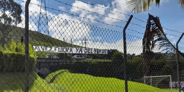 Hinchas de Nacional y una pancarta para Jonatan Álvez: "Fuera ya del Verde"