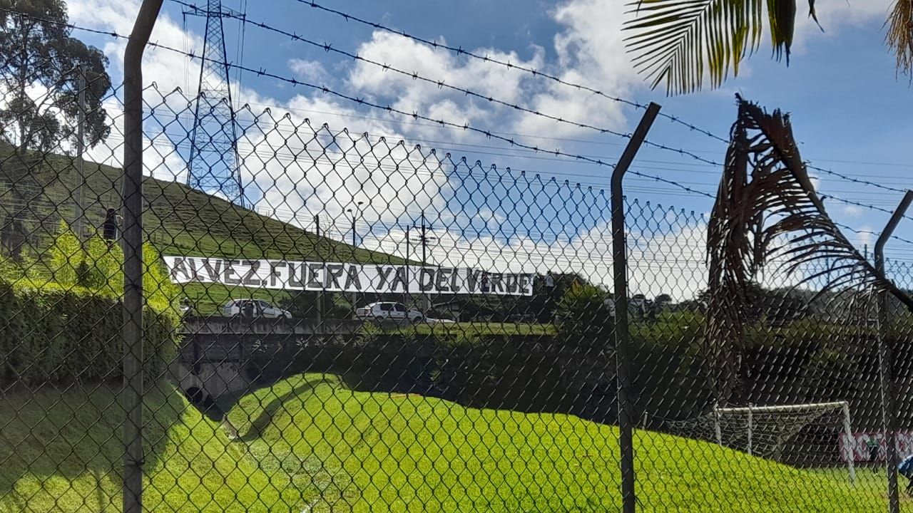 Hinchas de Nacional y una pancarta para Jonatan Álvez: "Fuera ya del Verde"