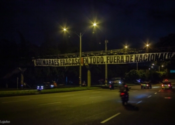 Hinchas de Nacional piden salida de Guimarães con pancartas en la calles de Medellín