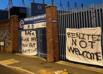 Protestas en Everton. Carteles en contra de Rafa Benítez