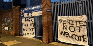 Protestas en Everton. Carteles en contra de Rafa Benítez