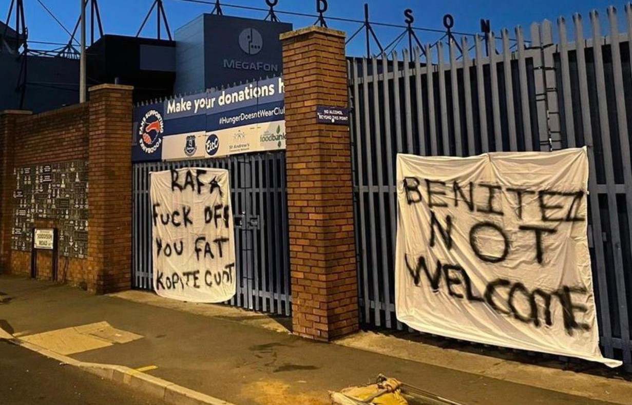 Protestas en Everton. Carteles en contra de Rafa Benítez