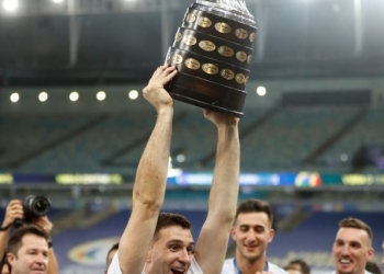 Dibu Martínez: en lugar de castigos, se llevó un premio de parte de Conmebol