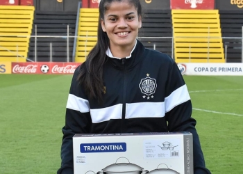 En la Liga Femenina Paraguaya el premio a la figura del partido... ¡son ollas!