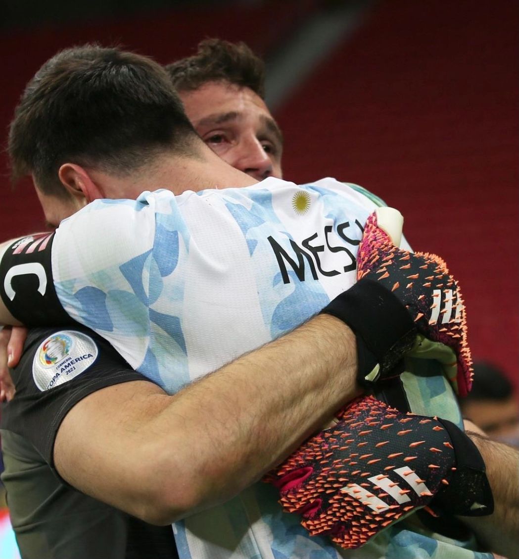 Lionel Messi para Dibu Martínez: "Sin palabras, te lo mereces BESTIA"