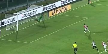 Martínez Borja falló en su especialidad desperdició un penal en Paraguay