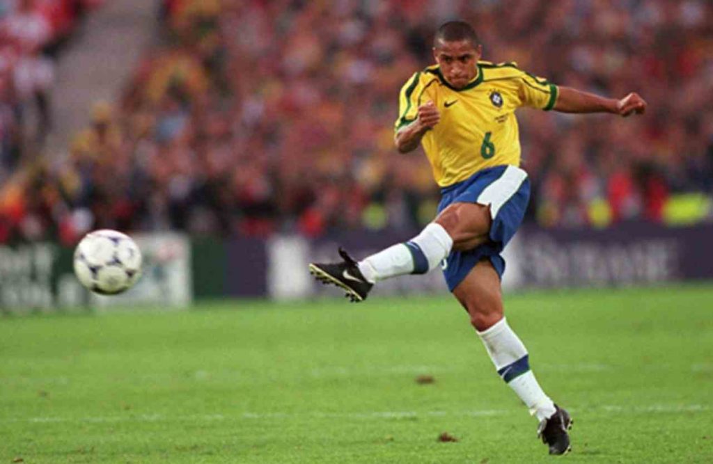 Nokia recrea el icónico lanzamiento de falta de Roberto Carlos