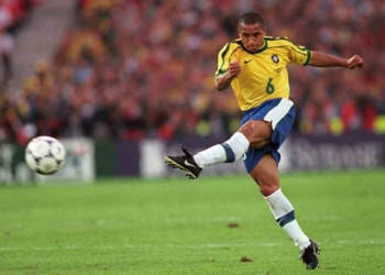 Nokia recrea el icónico lanzamiento de falta de Roberto Carlos