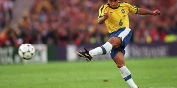 Nokia recrea el icónico lanzamiento de falta de Roberto Carlos