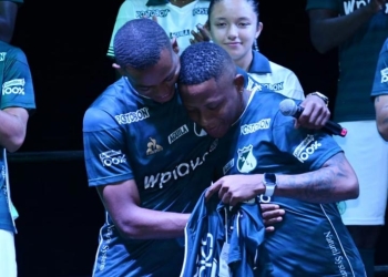 La nueva camiseta de Deportivo Cali y el gesto de Jhon Vásquez con Hárold Preciado