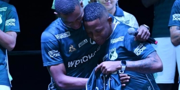 La nueva camiseta de Deportivo Cali y el gesto de Jhon Vásquez con Hárold Preciado
