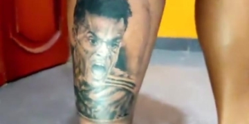 ¡El artista que se tatuó la chilena y el festejo de Luis Díaz!