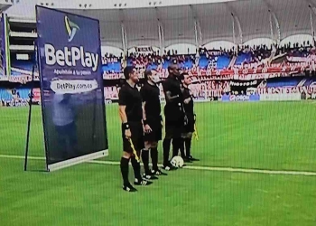 El acto de protesta de los jugadores del fútbol colombiano en los actos protocolarios