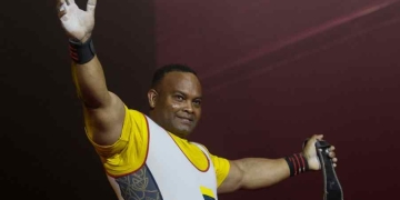 Fabio Torres porta la bandera paralímpica en Tokio 2020