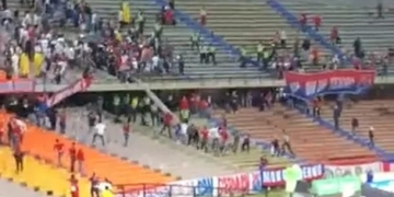 ¡Una nueva vergüenza en el fútbol! En DIM vs. América también hubo pelea entre hinchas