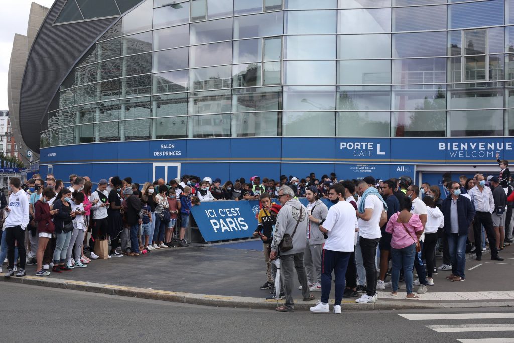 Locura en París por Lionel Messi: una multitud lo espera a las afueres de la sede