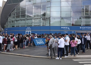 Locura en París por Lionel Messi: una multitud lo espera a las afueres de la sede