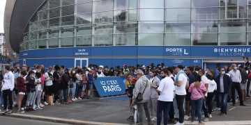 Locura en París por Lionel Messi: una multitud lo espera a las afueres de la sede