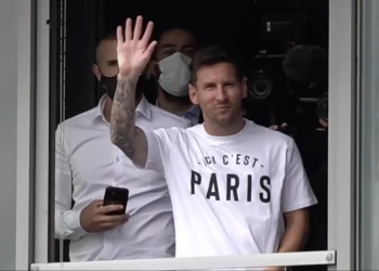 ¡Lionel Messi llegó a París! El argentino llegó con su familia a la capital francesa