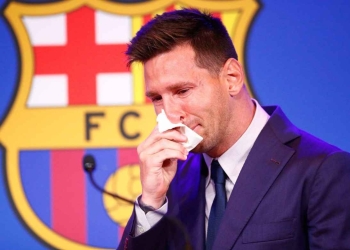 Subastan el pañuelo que usó Messi en su despedida del Barcelona