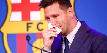 Subastan el pañuelo que usó Messi en su despedida del Barcelona