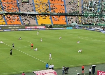 La protesta de Atlético Nacional en el inicio del juego ante Deportivo Cali