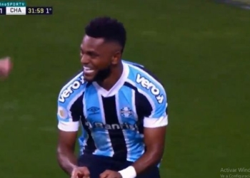 ebut con gol para Miguel Ángel Borja con Gremio. Lo hizo en la fecha 15 el Brasileirao ante Chapecoense. El colombiano solo necesitó 32 minutos para celebrar. El ariete cafetero fue inicialista en el partido ante Chapecoense y no desaprovechó la oportunidad. Por medio del punto penal llegó su primer gol con el equipo brasilero que dirige Luis Felipe Scolari. [ads1] + Es oficial: ¡Gremio anunció el fichaje de Miguel Ángel Borja! + Edwin Cardona: de otro golazo con Boca a la expulsión en 7 minutos + Yonatan Murillo, de Patriotas al sueño de la Selección Colombia El propio Borja recibió la falta dentro del área tras buscar un cabezazo. El defensa rival lo tomó de la camiseta y el juez central pitño penalti. El colombiano recibió la confianza del equipo, cobró y puso a celebrar al club de Porto Alegre. Ese tanto sirió para el 2- parcial al término de la primera parte.  [ads2] GOL DO GRÊMIO! Miguel Borja marca de pênalti em sua estreia no tricolor. Grêmio 2x1 Chapecoense#Brasileirao pic.twitter.com/hDnrh7bEff — Gols do Brasileirão (@golsdobrasil1) August 9, 2021