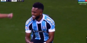 ebut con gol para Miguel Ángel Borja con Gremio. Lo hizo en la fecha 15 el Brasileirao ante Chapecoense. El colombiano solo necesitó 32 minutos para celebrar. El ariete cafetero fue inicialista en el partido ante Chapecoense y no desaprovechó la oportunidad. Por medio del punto penal llegó su primer gol con el equipo brasilero que dirige Luis Felipe Scolari. [ads1] + Es oficial: ¡Gremio anunció el fichaje de Miguel Ángel Borja! + Edwin Cardona: de otro golazo con Boca a la expulsión en 7 minutos + Yonatan Murillo, de Patriotas al sueño de la Selección Colombia El propio Borja recibió la falta dentro del área tras buscar un cabezazo. El defensa rival lo tomó de la camiseta y el juez central pitño penalti. El colombiano recibió la confianza del equipo, cobró y puso a celebrar al club de Porto Alegre. Ese tanto sirió para el 2- parcial al término de la primera parte.  [ads2] GOL DO GRÊMIO! Miguel Borja marca de pênalti em sua estreia no tricolor. Grêmio 2x1 Chapecoense#Brasileirao pic.twitter.com/hDnrh7bEff — Gols do Brasileirão (@golsdobrasil1) August 9, 2021