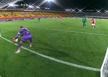 Insólito blooper de Cristian Bonilla y la polémica jugada que no terminó en gol de Santa Fe
