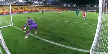 Insólito blooper de Cristian Bonilla y la polémica jugada que no terminó en gol de Santa Fe