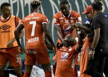 Con exceso de rotación, América se quedó con el clásico liguero