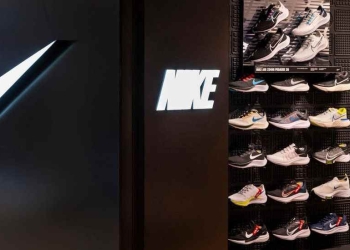 ¿Cuánto dinero ganó Nike en su último año fiscal?