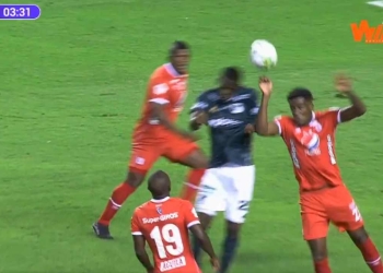 Jorge Segura y su inocente mano - penal en el clásico