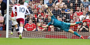 Show del Dibu Martinez contra Cristiano Ronaldo y Manchester United