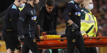 Solo duró 9 minutos Yerson Mosquera se lesionó en su debut con los Wolves