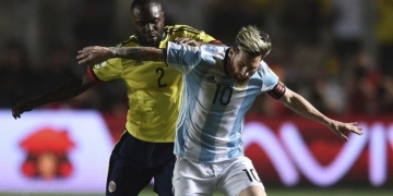 Éder Álvarez Balanta: "Me gustaría volver a la Selección y jugar como volante central"