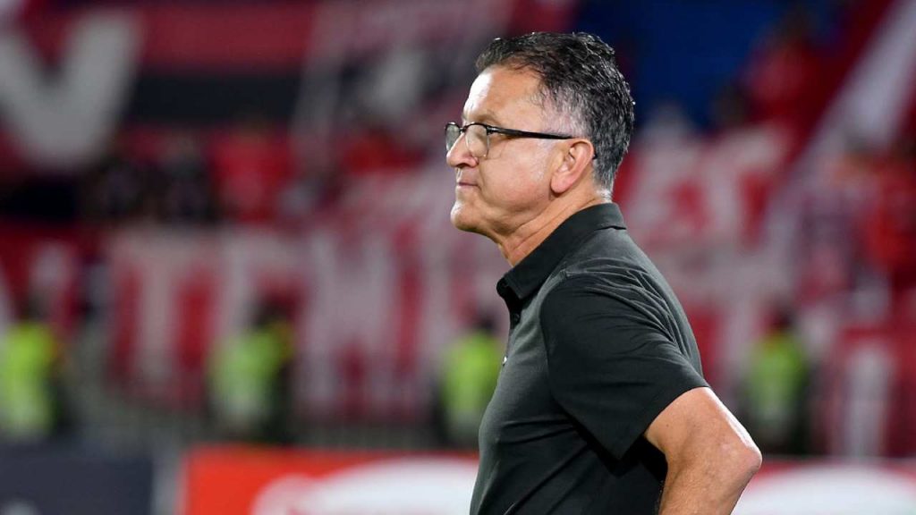 Osorio arremete contra el árbitro tras caída de América