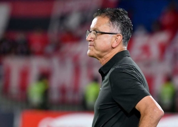Osorio arremete contra el árbitro tras caída de América