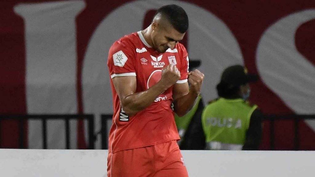 Carlos Sierra recupera su versión goleadora abrió el marcador en Superliga