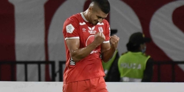 Carlos Sierra recupera su versión goleadora abrió el marcador en Superliga