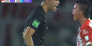 Fuerte discusión entre el árbitro Carlos Ortega y Walmer Pacheco