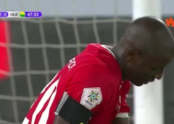 Hasta los médicos se mueren Adrián Ramos falló gol debajo del arco