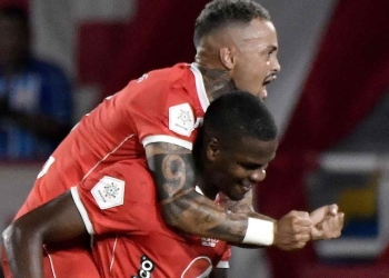 Larry Angulo en su salsa primer gol de media distancia con América1